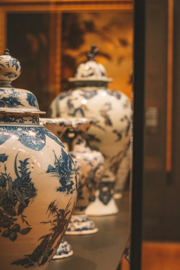 Vases et urnes funéraires en céramique et porcelaine bleue et blanche exposés