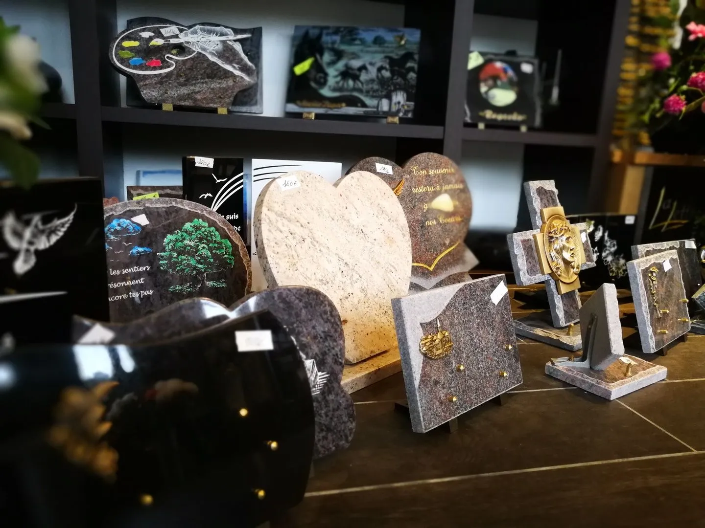 Sélection de plaques funéraires personnalisées en pierre et granit exposées en magasin